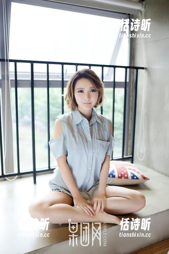 GIRLT果团网 - 周于希的最新写真集：自拍单挑，与镜子在这里斗智斗勇！