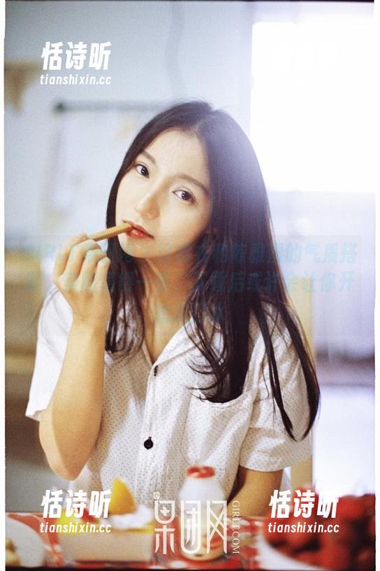GIRLT果团网 - 这皮衣和陈雅漫的气质搭配，美图值得一看，下载后或许会让你开始流口水