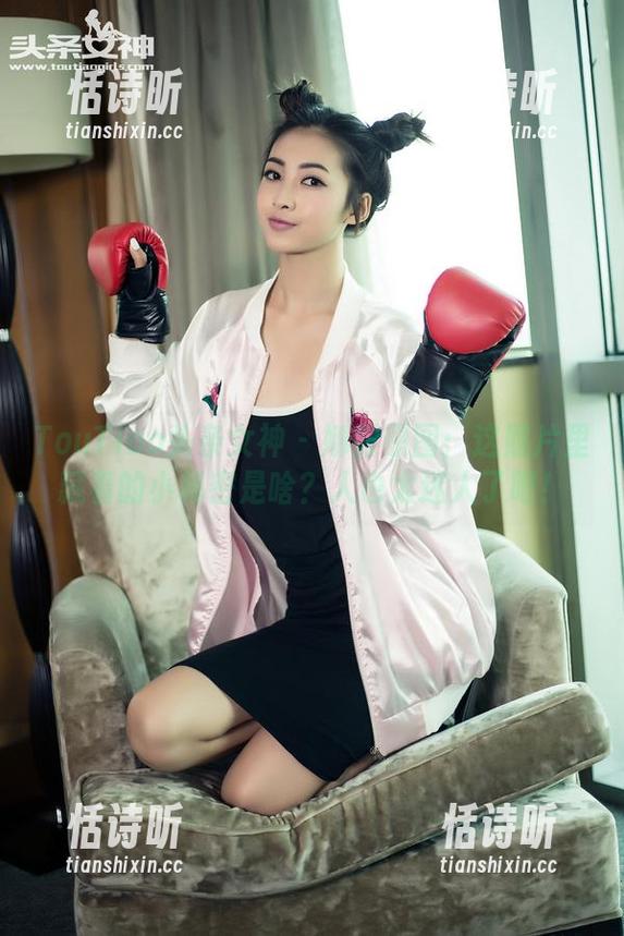 TouTiao头条女神 - 娜露原图：这照片里藏着的小秘密是啥？人也太迷人了吧！