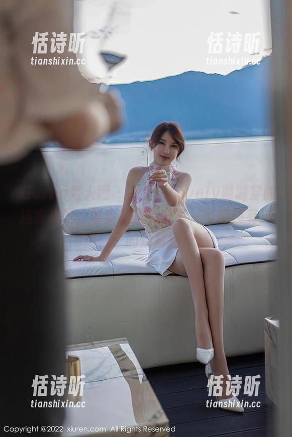 Xiuren秀人网 - 来看看Lovely璐璐穿的连衣裙吧，写真集里有分享，可能还有对同类裙子的羡慕嫉妒哦！