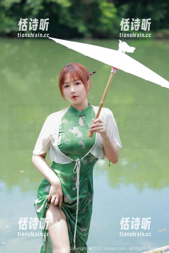 Xiuren秀人网 - 王馨瑶yanni圣诞图包：假装我们住在北极，可实际上只是在沙发上奶茶小憩。
