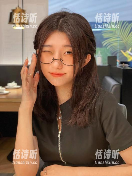 roroki骷髅姬的校服写真让我忍不住想，教室里会不会发生超能力对决？