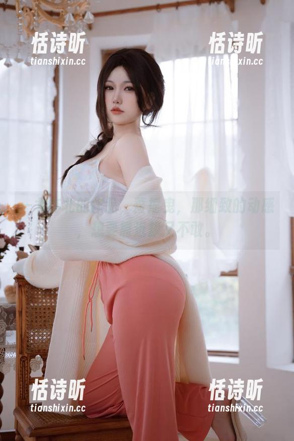 一北亦北的作品，蔷摇曳，那细致的动感，想要靠近却又不敢。