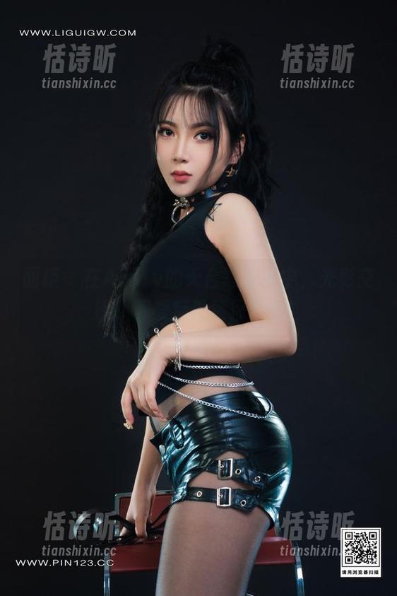 丽柜 - 在Amily的天台写真集中，光影交错，下载后果然很惊艳！