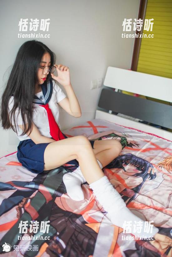 兔玩映画黑丝与白袜合集，更新后的画面让人小时候的荷尔蒙突然一涌而上。