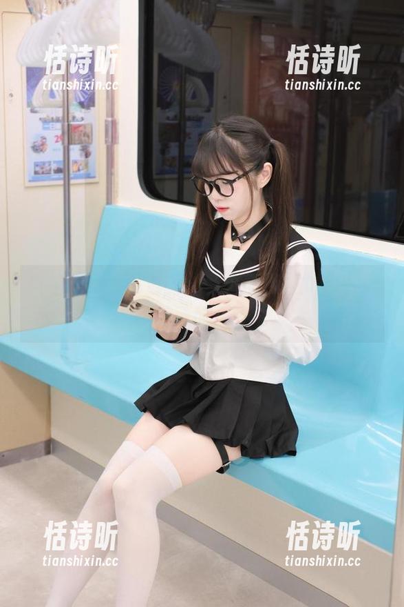 自信的可可小白兔，私拍体操服女学生，胆子好大呀