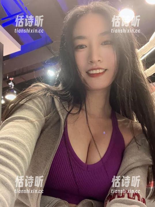 微密圈 - 私拍时光：宝儿茹171的蛇皮连体衣，不知该看哪里好…