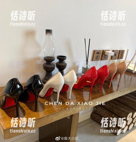 宸大小姐 微密圈 - 在这图片中,宸大小姐的连体衣让她看起来像是走出了画框的模特。