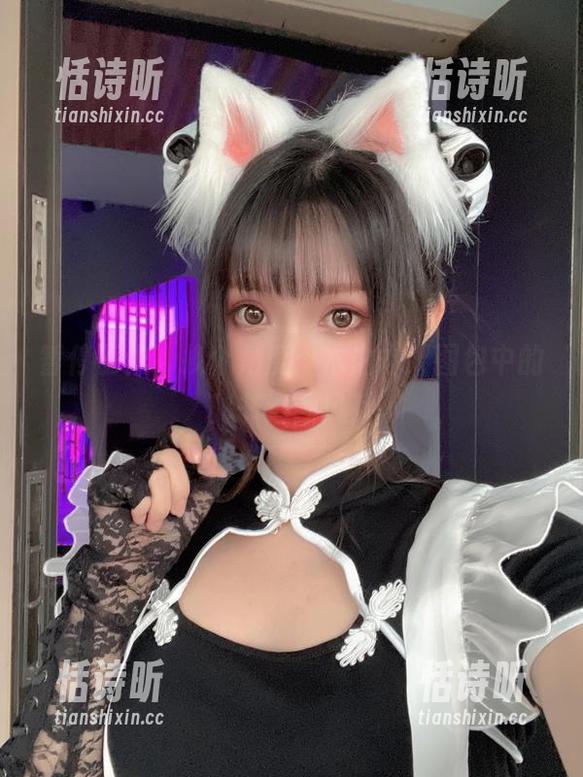 暂停工作，换个角度：木之本果图包中的秘书退勤风采