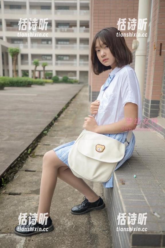 梦丝女神 - 花月舞写真，女孩娇羞不语，眼神比语言更有意思。
