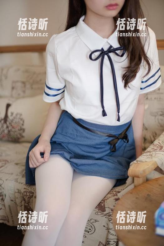 森萝财团 - 红裙中的幽灵？Aika的写真探讨原图的深邃哲学