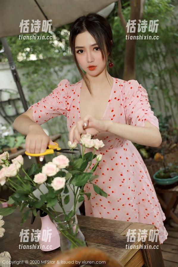 模范学院 - 比基尼图包大曝光，夏沫沫tifa难道连泳圈都能穿出气场？