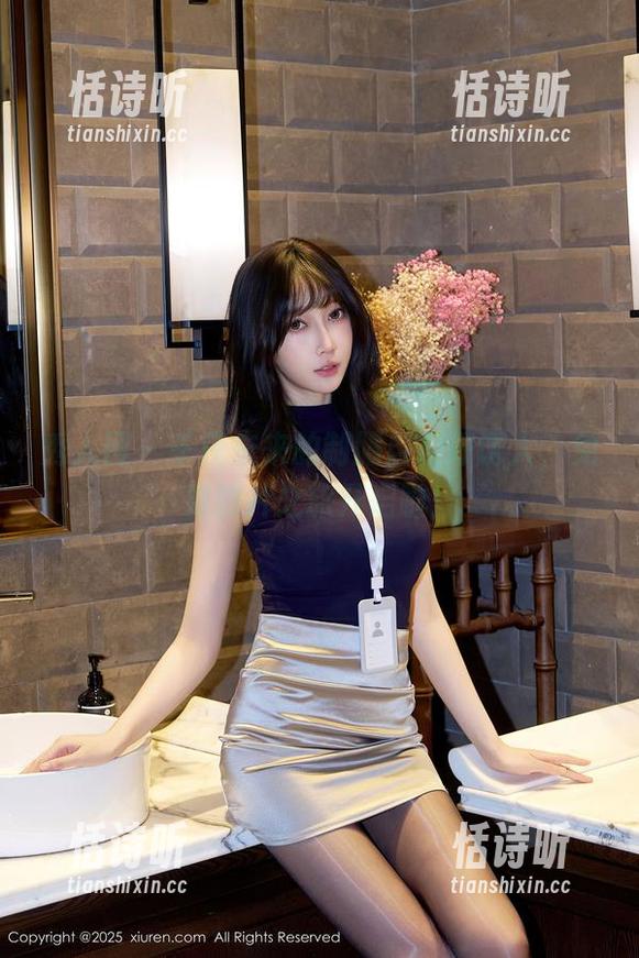 秀人网 - 千夜未来的制服自拍好诱人，免费照片之旅开启啦！