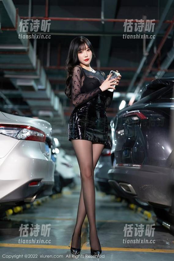 秀人网 - 晓梦may的美脚，图片拍得恰到好处，透出一丝咬嘴唇的可爱。