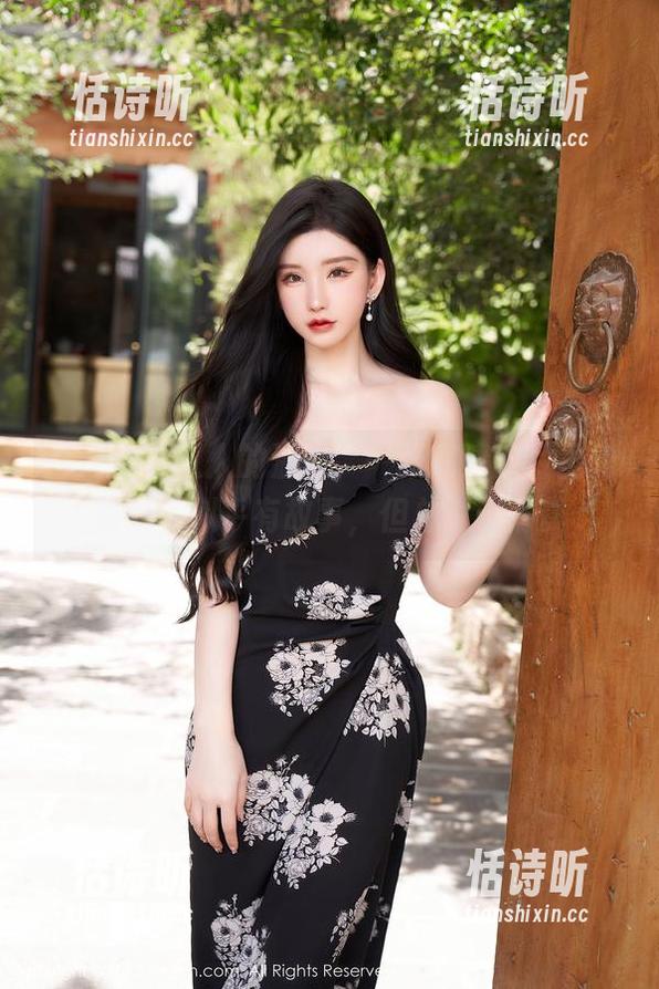 秀人网 - 双人的温妮，一张高清照片里的嬉戏，似乎有故事，但总说不清。
