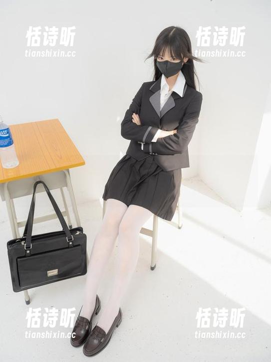 下载吧！在紧急企划的图库里，白丝格子裙扛得住所有目光。