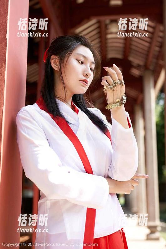 蜜桃社 - 美图不嫌多，萌美Moemi办公室随便一拍都有料