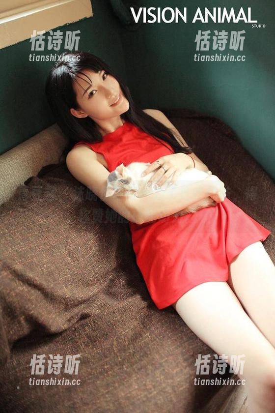 青豆客 - 沫晓伊写真：为了这些棉袜，得称赞她的搭配功力。