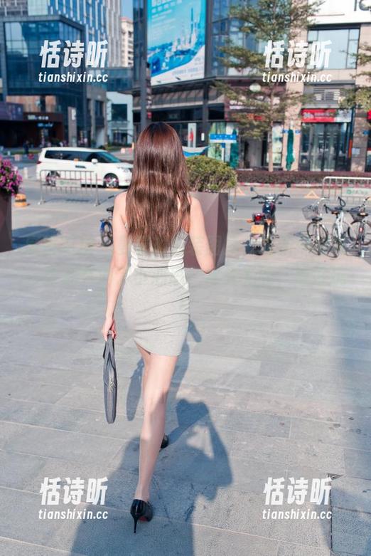 魔镜街拍 - 曼曼的泳装图集，更新中的每一张都充满了小心思，水光光的，挺好玩！