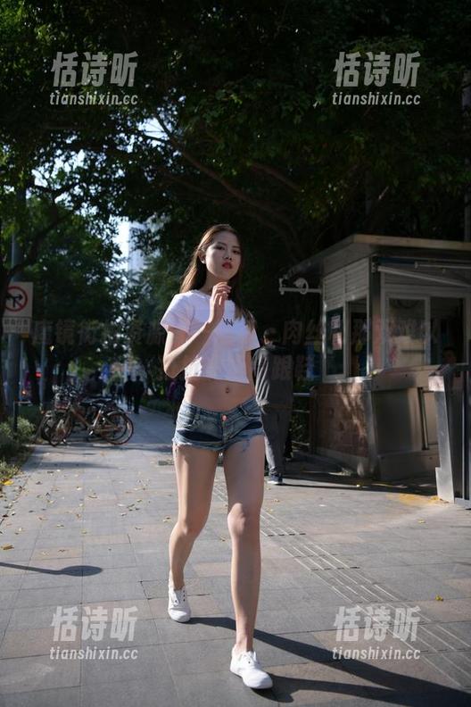 魔镜街拍资源——短裙、肉丝和那双难以抵抗的黑高跟鞋
